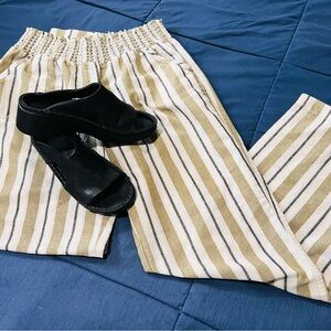 Ci Sono beach or linen-blend pants.
